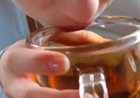 Copil adus în comă alcoolică la spitalul din Botoșani. Băiatul de nouă ani ar fi băut bere de față cu mama aflată în stare de ebrietate
