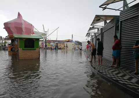 VIDEO/ Centrul localității Techirghiol a fost inundat. Și stațiunea Costinești a fost acoperită de apă din cauza ploii torențiale