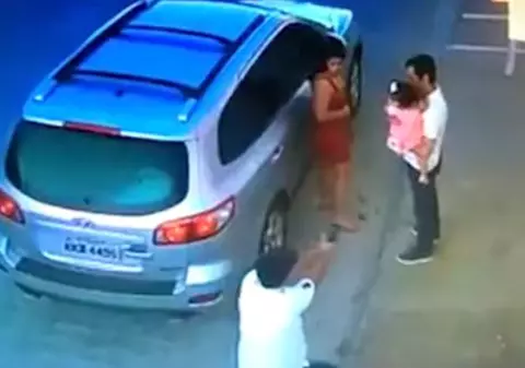 VIDEO | Bărbat executat în fața copilului, în plină stradă. Știa ce va urma și a avut o reacție uluitoare