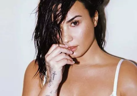 Demi Lovato a fost spitalizată, după ce a fost găsit inconştientă în casă. Cântăreața neagă că e vorba de o supradoză de heroină
