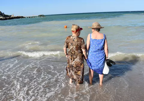 VIDEO/ Bătrânii și marea. Pensionarii care n-au fost nicăieri, niciodată au plecat în primele vacanțe din viața lor