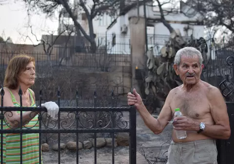 CORESPONDENȚĂ DIN GRECIA/ Mati, mărturii din infern. Bătrânii care au supraviețuit ascunși în casa lor albă. ”A început să bată vântul ca niciodată. Geamurile s-au spart și flăcările ne-au înconjurat...”