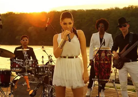 Graviduța Elena Ionescu, la piscină. "Ai un trup perfect"