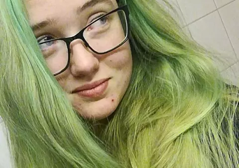 Cum a reușit o tânără suedeză să împiedice deportarea unui imigrant afgan. A filmat totul și a transmis live pe Facebook