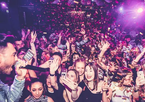 EXCLUSIV/Cândva star internațional cu o cotă incredibilă, Faydee renaște acum la… Găești!