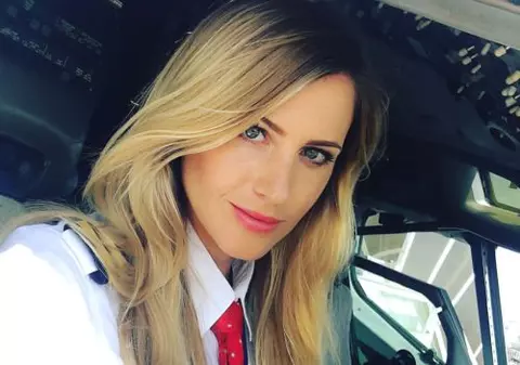 FOTO | Femeia care a ajuns star pe Instagram după ce a renunțat la meseria de coafeză și s-a făcut pilot