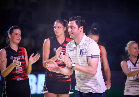 Ferhat Akbaş, turcul care a făcut-o campioană la volei fete pe CSM București. ”În România, oamenii sunt fericiți, veseli, triști, supărați într-un timp foarte scurt”