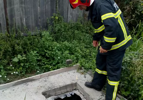 UPDATE: Două persoane, salvate dintr-o fosă septică din Vrancea. Un bărbat a fost transportat cu elicopterul la spital/ FOTO