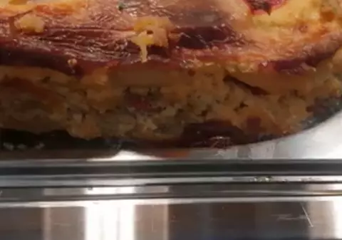VIDEO/ Gândac filmat în mâncarea unui mall din Galați. „Autentic mâncare tradițională"