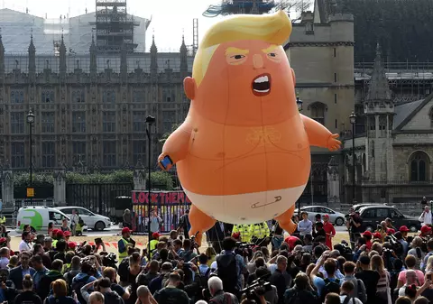 FOTO | Zeci de mii de oameni protestează la Londra împotriva vizitei lui Trump în Marea Britanie