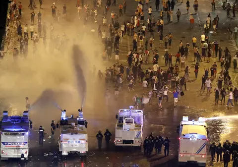 Incidente violente în Paris, după victoria de la Cupa Mondială / FOTO & VIDEO