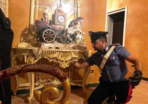 FOTO | Imagini cu interiorul casei acoperite cu aur al celui mai temut grup mafiot din Italia