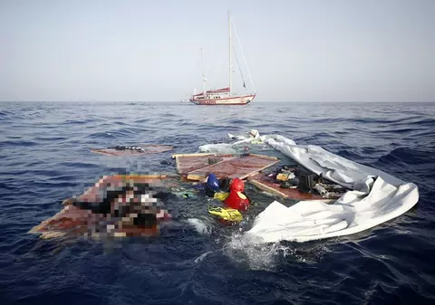 VIDEO. Două femei şi un copil, lăsaţi să moară pe Mediterana de o navă aflată în zonă și de paza de coastă a Libiei