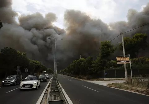Două familii de români s-au salvat din calea incendiului din Grecia. „Au pierdut tot ce au avut”