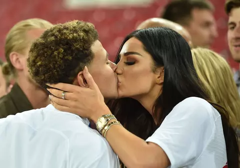 Săruturi fierbinți la Cupa Mondială de fotbal 2018. Englezul Dele Alli, sufocat de iubita lui, Ruby Mae / GALERIE FOTO