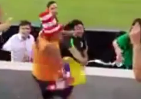 Rene Higuita a lovit cu pumnul un suporter al rivalilor! | VIDEO