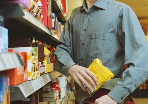 Hoțul de ciocolată a fost prins la Iași. A furat dulciuri scumpe din supermarket