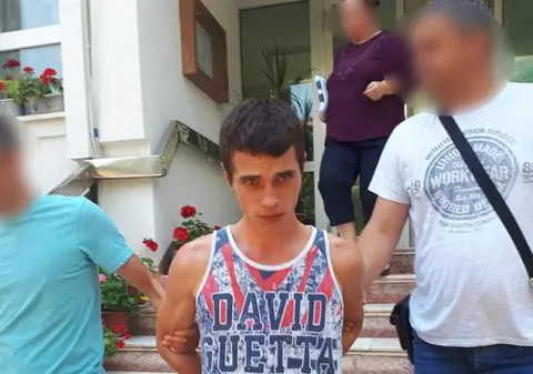 Un hoț din autoturisme i-a atacat pe polițiști cu un cuțit. Cum s-a terminat totul