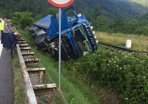 Un TIR s-a răsturnat pe calea ferată, la Câineni, în Vâlcea. Traficul feroviar a fost blocat