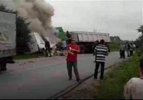 Grav accident luni dimineața, în Maramureş. Un TIR a făcut zob un microbuz, care a luat foc. Şoferul a ars în maşină