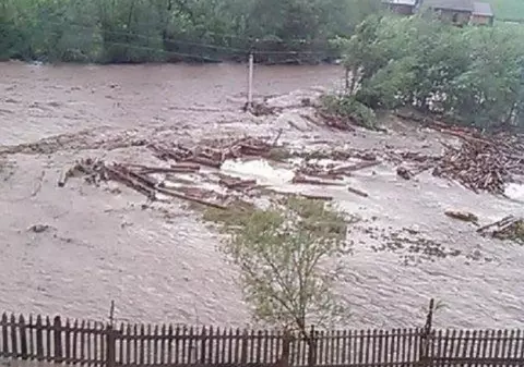 Casă luată de viitură, la Suceava. Biserica şi şcoala sunt în pericol
