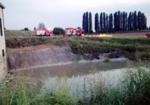 O româncă din Italia, însărcinată, s-a aruncat în apă pentru a-şi salva câinele, dar n-a mai putut să iasă. A fost transportată de urgență la spital