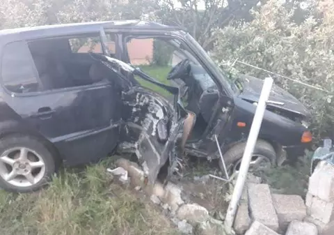 Un tânăr de 19 ani, fără permis şi băut, a intrat  înt-run cap de pod din Suceava. Băiatul e în comă