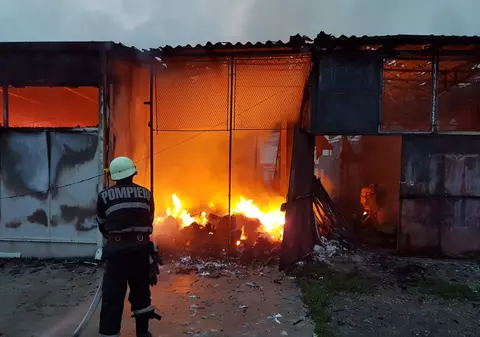 FOTO&VIDEO/ Incendiu puternic în Bacău la o hală de 600 mp în care funcţionau trei firme
