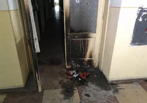 Un piroman a dat foc unei scări de bloc din Târgu-Jiu. Bărbatul este încă în libertate (VIDEO)