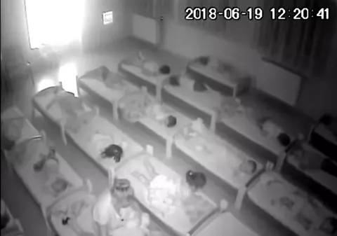 VIDEO/ O îngrijitoare din Baia Mare lovește cu capul de pat un copil care nu vrea să doarmă
