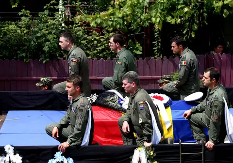 Înmormântarea pilotului-erou de la Feteşti. Tot oraşul l-a plâns pe Florin Rotaru - GALERIE FOTO