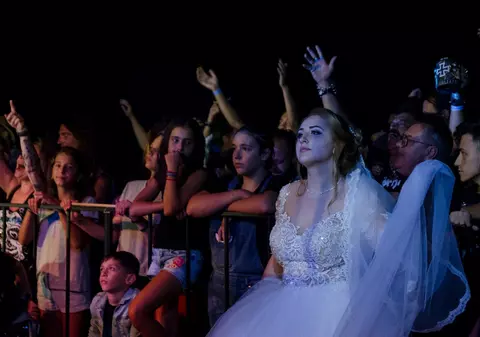 O mireasă a fugit de la nuntă pentru un concert Iris! Solistul a chemat-o pe scenă, motocicliștii au aplaudat-o