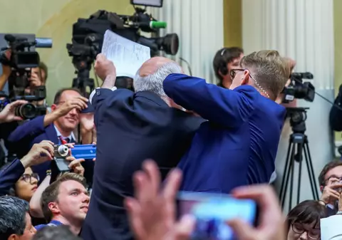 Jurnalist american dat afară de la conferința Trump-Putin. Ce mesaj a fluturat bărbatul