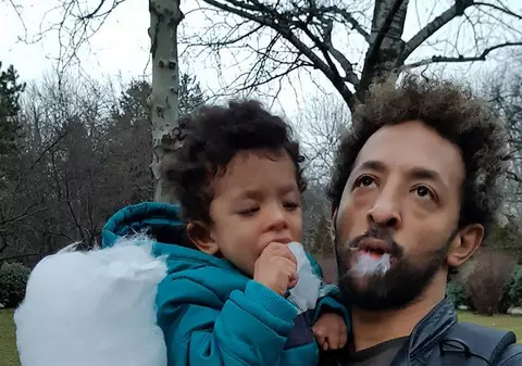 EXCLUSIV/ Kamara si-a deschis sufletul și a vorbit despre fiul său. ”Noi nu am știut ce are, ni l-au pus în brațe și am plecat acasă”