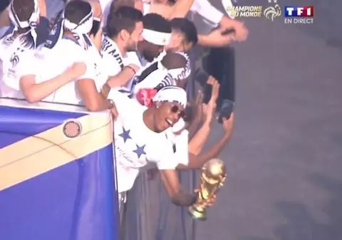 Un fotbalist francez era să scape trofeul Cupei Mondiale și să-l facă ”praf”!