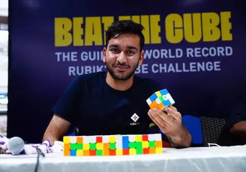 2.474 de cuburi Rubik rezolvate cu o singură mână, în 24 de ore. Este isprava unui indian, care vrea să intre în Cartea Recordurilor