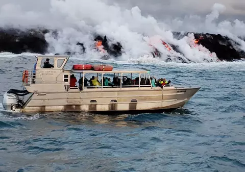 Lava vulcanului Kilauea din Hawaii a rănit turiștii unei ambarcațiuni