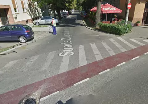 Un tânăr din Timișoara a fost lovit de mașina poliției pe o trecere de pietoni. Mergea pe trotinetă