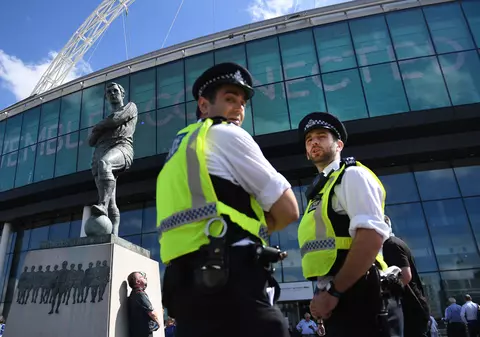 Atac la un hotel din Manchester. Unei femei i-a fost tăiat gâtul de atacatori înarmați