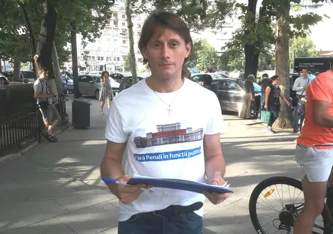 FOTO&VIDEO/ Actorii din București au ieșit în Piața Universității pentru campania #FaraPenali. Oana Pellea și Victor Rebengiuc au făcut primele declarații