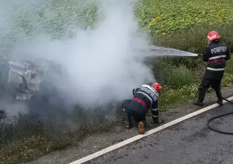 FOTO&VIDEO/ Autoturism făcut scrum pe o șosea din Tulcea. Șoferul și pasagera au reușit să iasă din mașină în ultima clipă