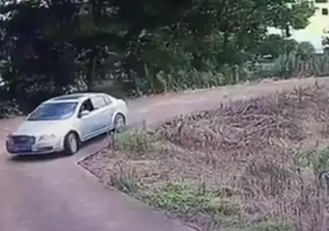 VIDEO | Un bărbat a încercat să întoarcă mașina, dar a ajuns în lac. Greșeala pe care a făcut-o