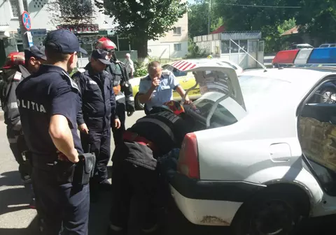 O mașină a Poliției din Roman a luat foc în trafic. Agenții au stins incendiul