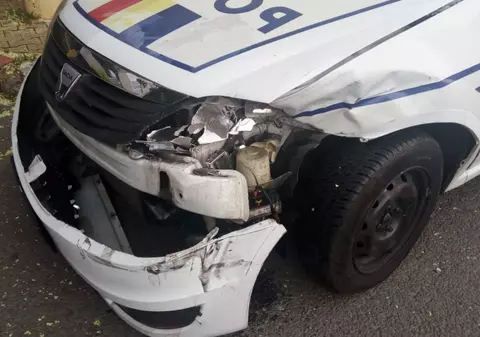 O mașină a Poliției a fost implicată, marți, într-un accident pe strada 1 Mai din Capitală
