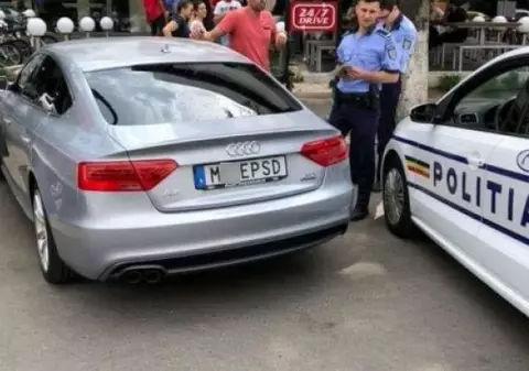 Băsescu îi atacă dur pe polițiștii care l-au amendat pe românul din Suedia: ”Mi-aş dori să vă văd acţionând ferm, când tricolorul este pângărit!”