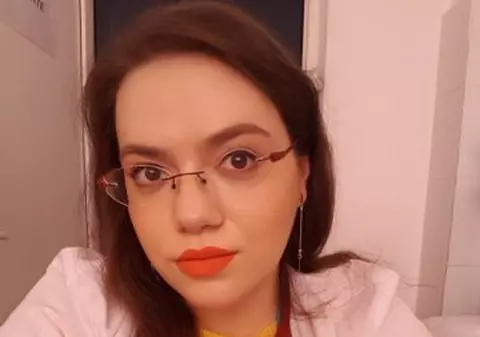 Medicul care tratează bolnavii dintr-un scaun cu rotile. Povestea emoționantă a dermatologului Andreea Nechita