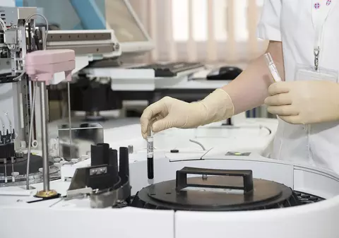 Ovarul artificial, speranța pentru femeile care riscă să devină infertile. Ce tratament au inventat cercetătorii