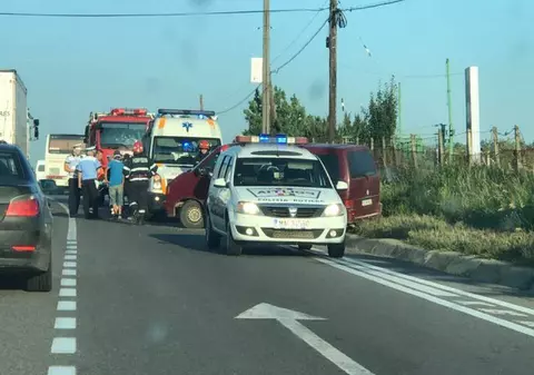 Pasagerii unui microbuz au văzut moartea cu ochii în drumul spre Iași. S-au răsturnat dar microbuzul a revenit pe roți
