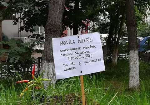 Monumentul Indolenței și Movila Mizeriei în Suceava. Protestul locuitorilor împotriva primăriei