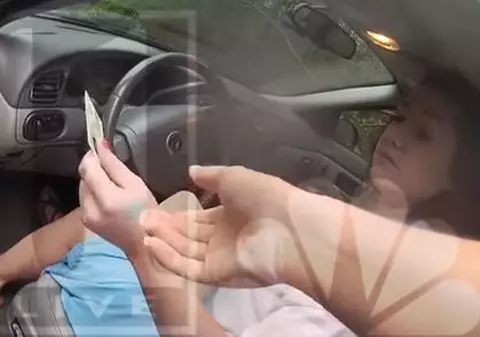 VIDEO | Doi polițiști au dat cu banul pentru a decide dacă amendează sau nu o șoferiță